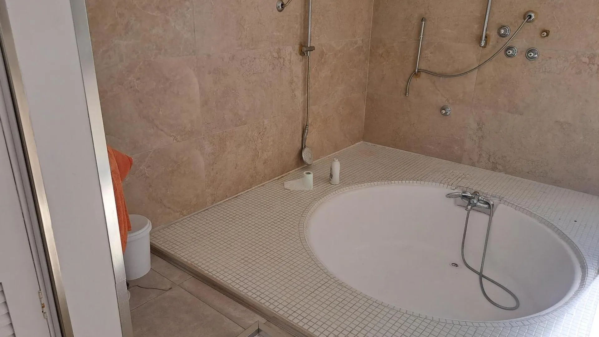 Huge Penthouse With Private Suites Shared Terrace And Kitchen Best Views マルベーリャ ホステル