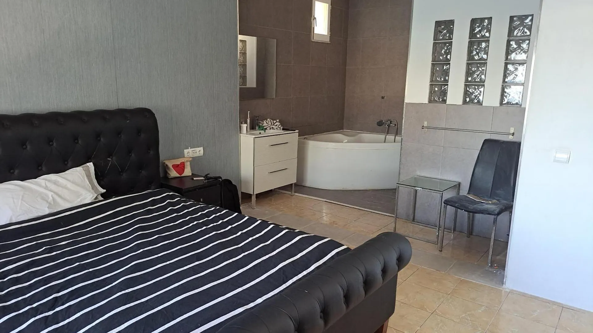 Huge Penthouse With Private Suites Shared Terrace And Kitchen Best Views Μαρμπέλλα 0*,